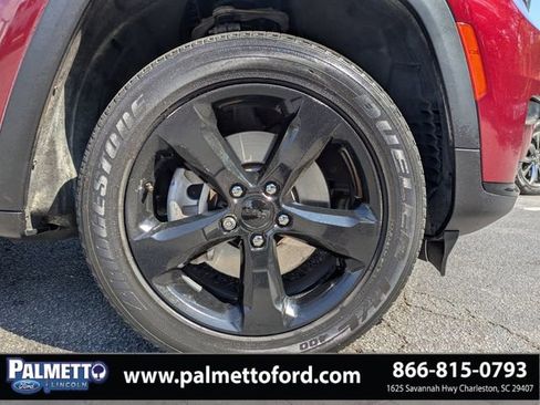 Used 2023 Jeep Grand Cherokee L Laredo image 9