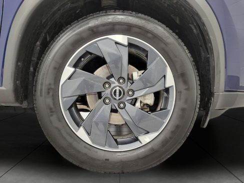 Used 2025 Nissan Rogue SV image 3