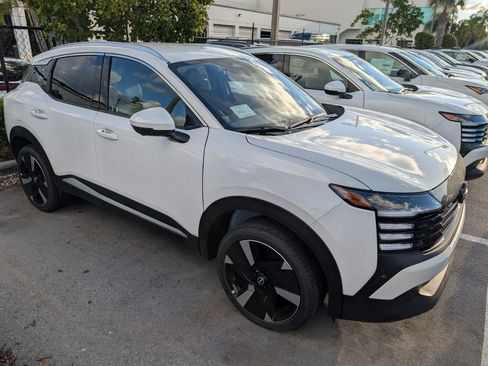New 2025 Nissan Kicks SR FWD image 2