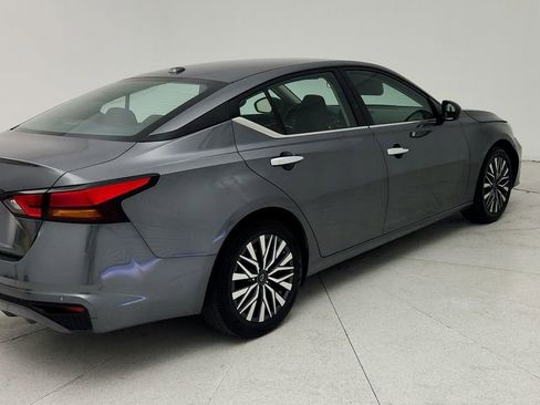 Used 2025 Nissan Altima 2.5 SV image 8
