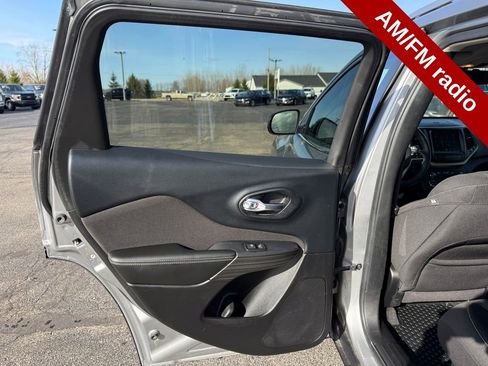 Used 2016 Jeep Cherokee Latitude w/ Cold Weather Group image 27