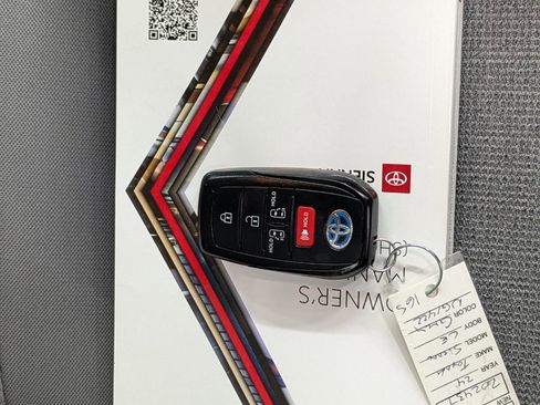 Used 2024 Toyota Sienna LE image 13