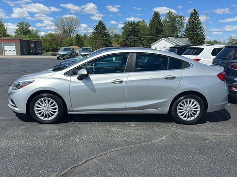 Used 2017 Chevrolet Cruze LT w/ LT Convenience Package FWD image 4