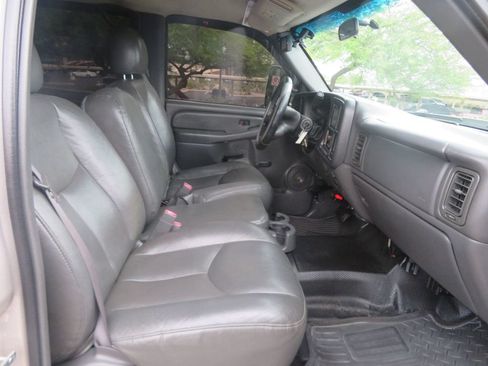 Used 2006 Chevrolet Silverado 2500 W/T w/ Heavy-Duty Power Package RWD image 32