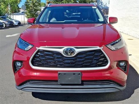Used 2022 Toyota Highlander XLE image 3