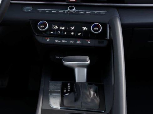 Certified 2025 Hyundai Elantra Limited FWD image 16