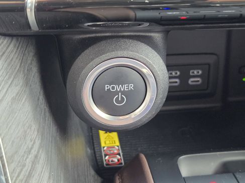 Used 2024 Toyota Venza XLE AWD/4WD image 19
