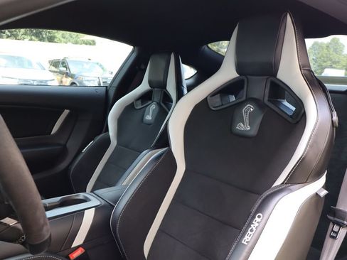 Used 2021 Ford Mustang Shelby GT500 w/ Carbon Fiber Track Pack RWD image 4