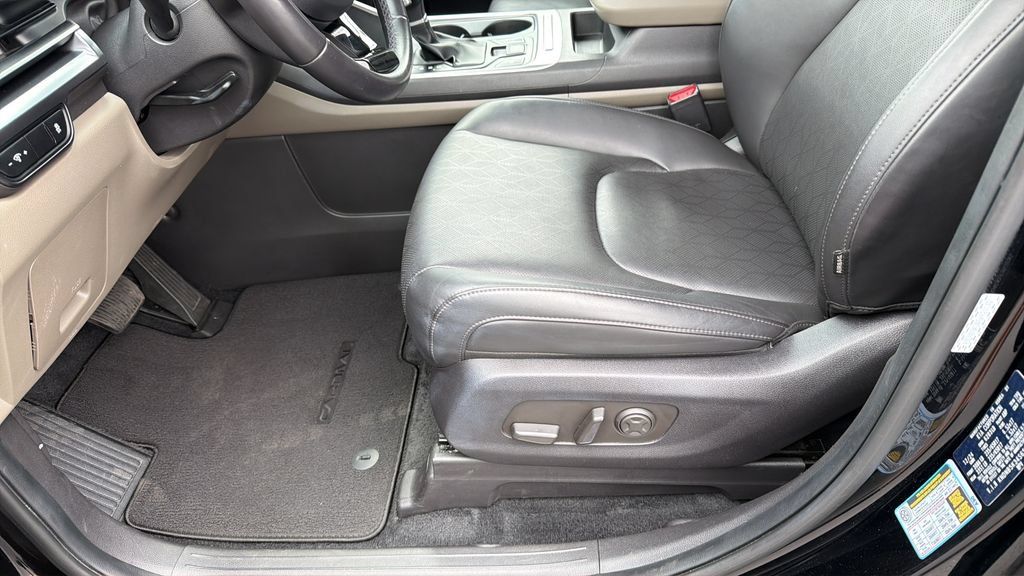 Used 2025 Kia Carnival FWD image 19