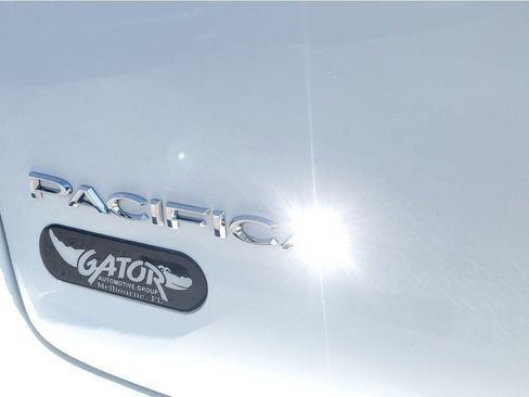 Used 2025 Chrysler Pacifica Select FWD image 6