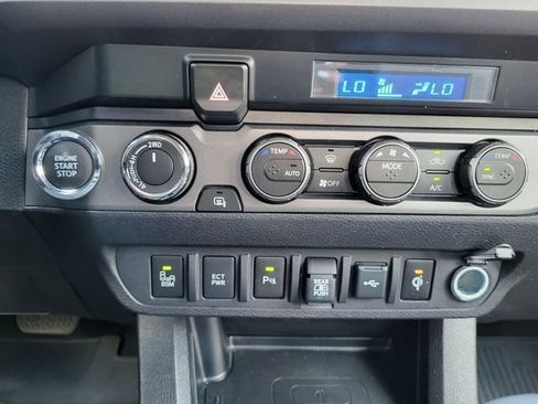 Used 2023 Toyota Tacoma TRD Off-Road w/ Technology Package AWD/4WD image 17
