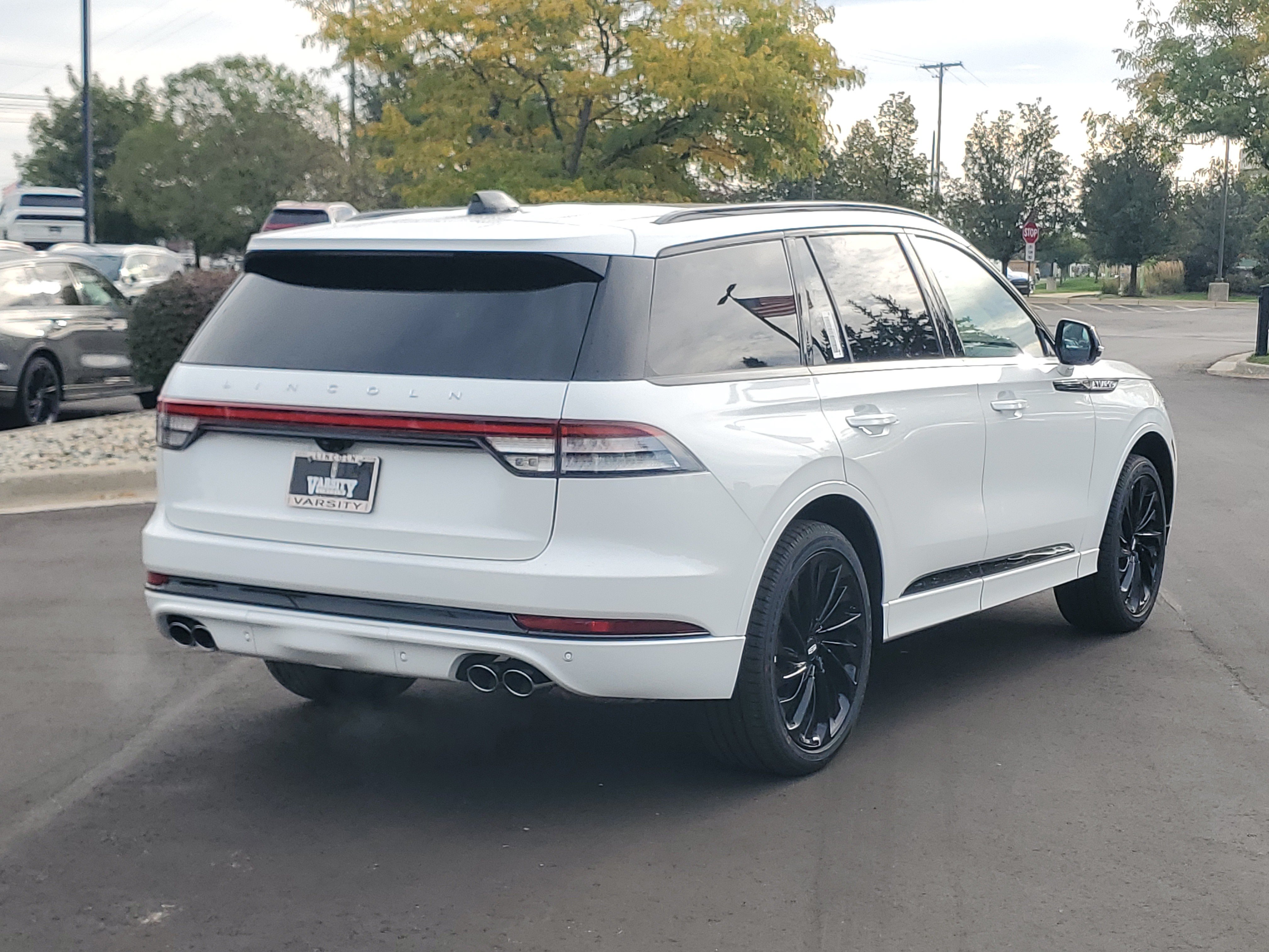New 2027 Lincoln Aviator Reserve w/ Jet Appearance Package AWD/4WD image 4