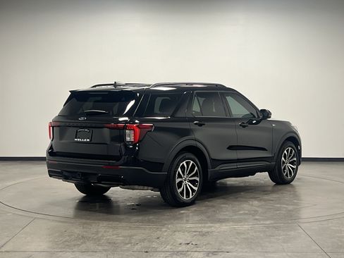 Used 2025 Ford Explorer ST-Line w/ Premium Package image 8