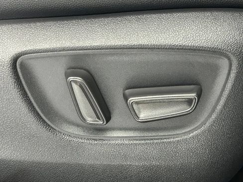 Used 2021 Toyota Highlander XLE AWD/4WD image 11