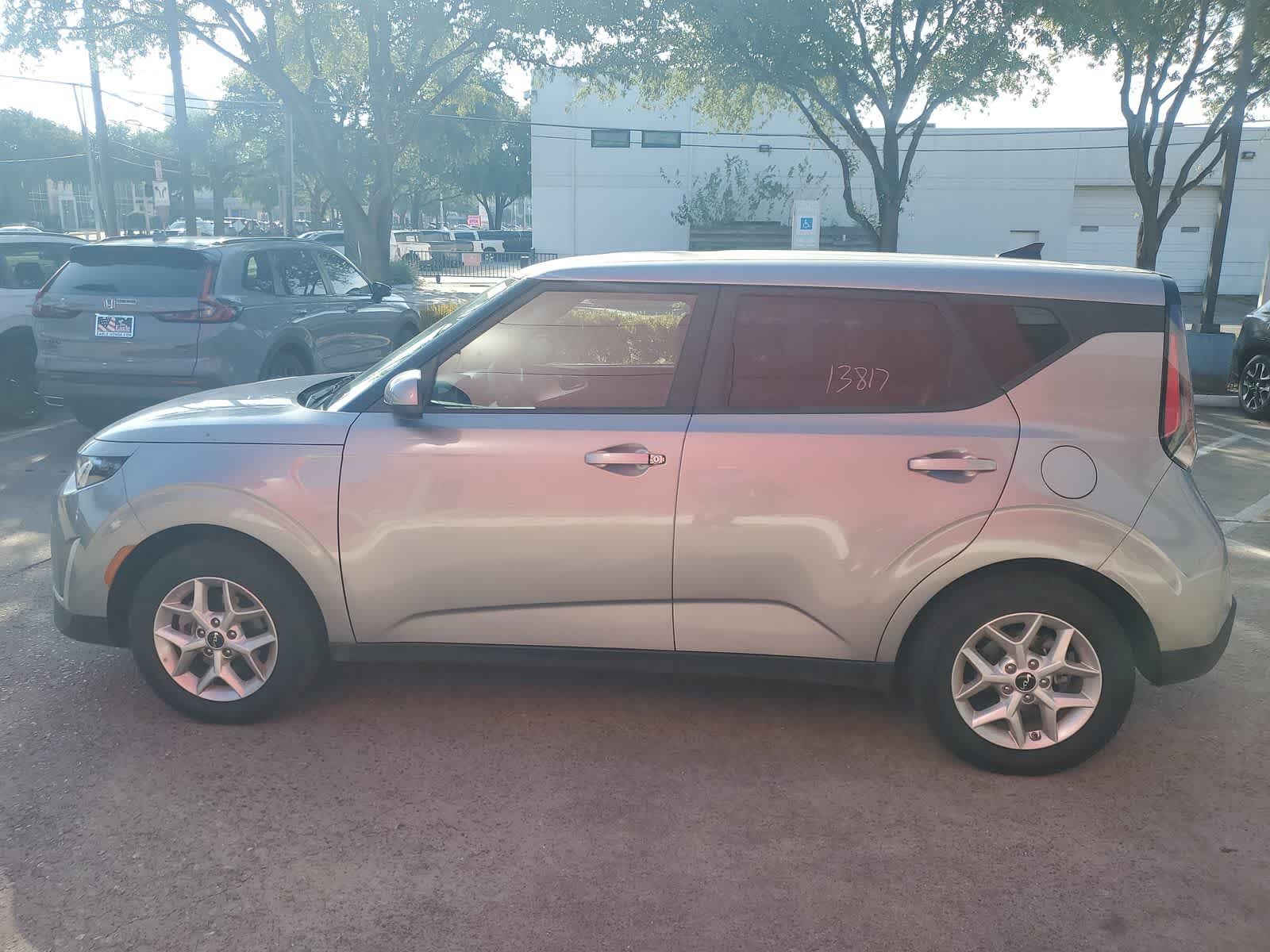 Used 2025 Kia Soul LX w/ LX Technology Package FWD image 3