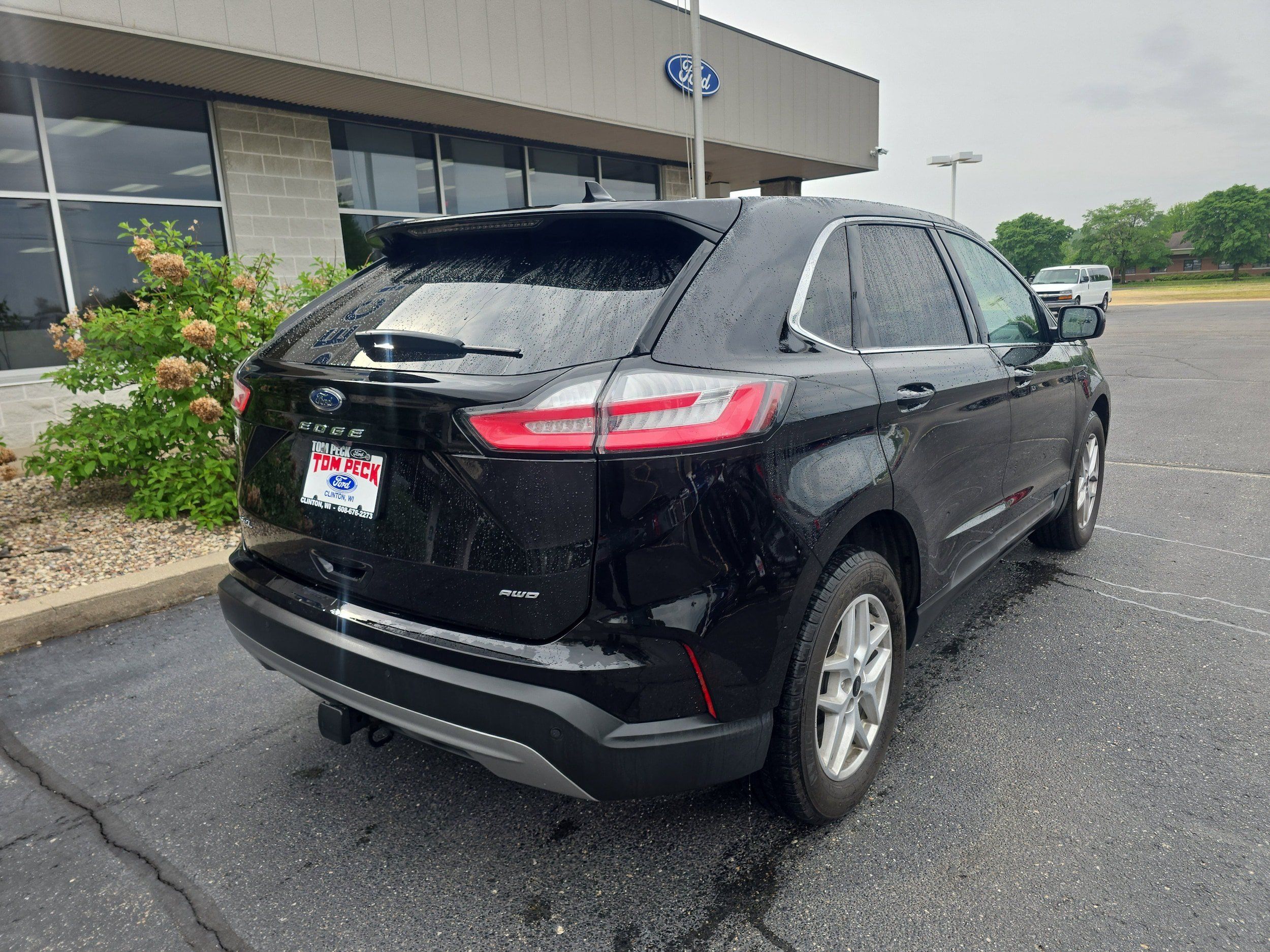Used 2024 Ford Edge SEL w/ Convenience Package AWD/4WD image 2