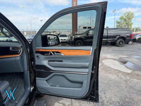 Used 2022 Jeep Grand Wagoneer Series II w/ Convenience Group III AWD/4WD image 19