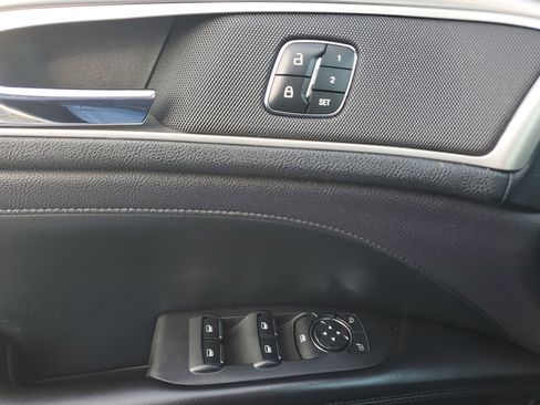 Used 2020 Lincoln MKZ image 25