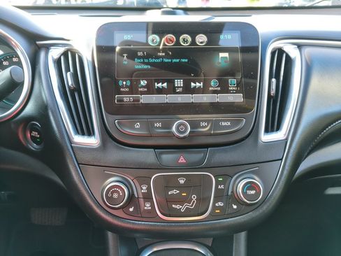 Used 2018 Chevrolet Malibu LT w/ True North Edition FWD image 3