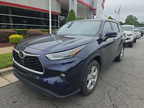 Used 2023 Toyota Highlander LE FWD image 3