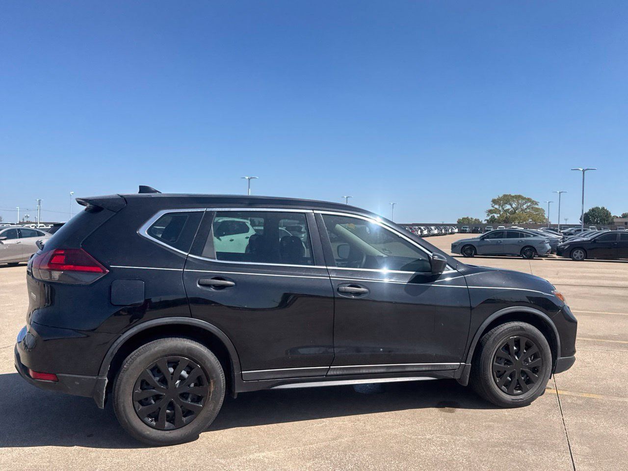 Used 2019 Nissan Rogue S FWD image 25