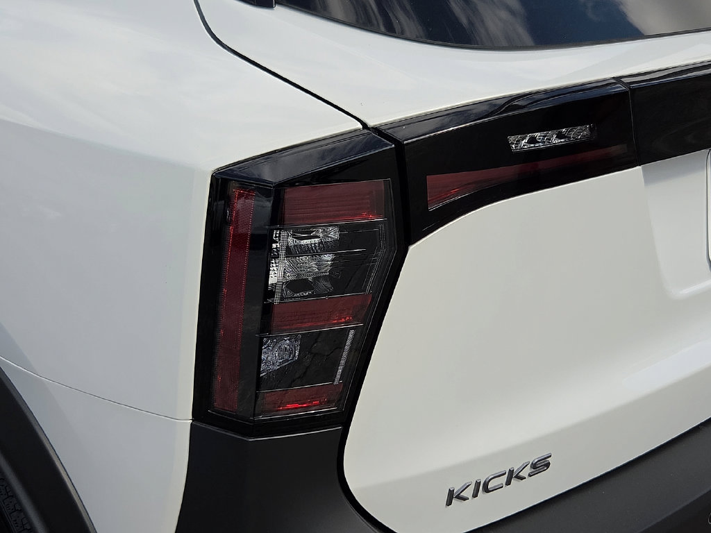 Used 2026 Nissan Kicks SR w/ SR Premium Package FWD image 9