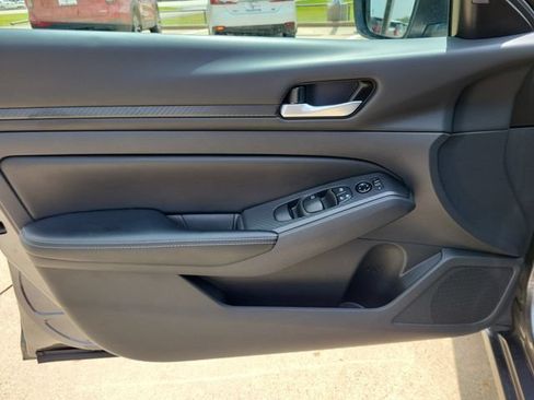 Used 2025 Nissan Altima 2.5 SV FWD image 15