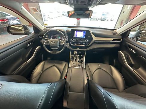 Certified 2024 Toyota Highlander XLE AWD/4WD image 14
