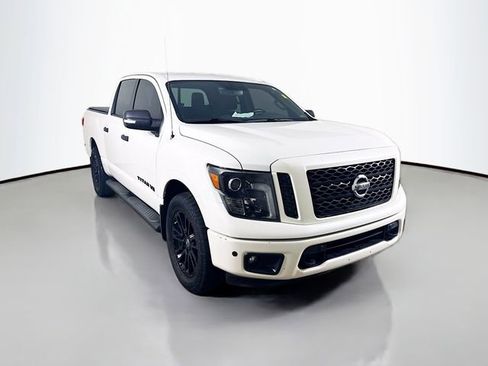 Used 2018 Nissan Titan SV w/ SV Convenience Package image 3