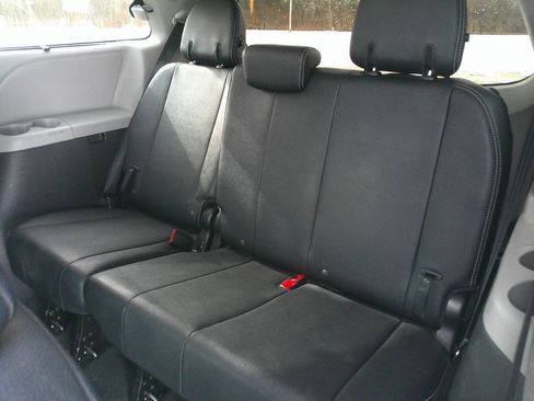 Used 2018 Toyota Sienna SE image 12