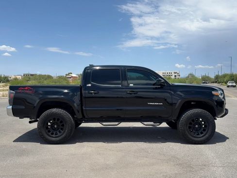 Used 2017 Toyota Tacoma SR5 AWD/4WD image 6