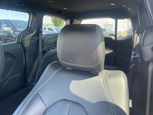 Used 2025 Chrysler Pacifica Select FWD image 21
