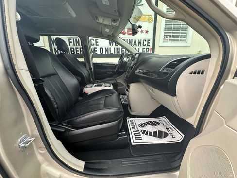 Used 2013 Chrysler Town & Country Touring image 28