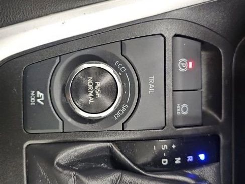 Used 2021 Toyota RAV4 LE image 23