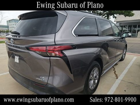 Used 2022 Toyota Sienna LE w/ LE Plus Package FWD image 4