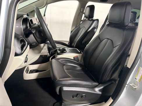 Used 2024 Chrysler Pacifica Touring-L FWD image 10