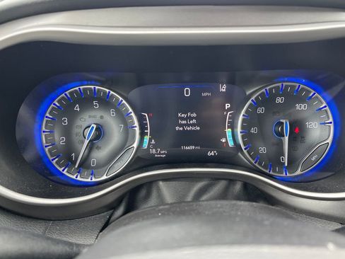 Used 2023 Chrysler Pacifica Touring-L FWD image 21