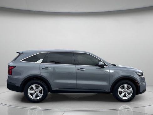 Used 2023 Kia Sorento LX FWD image 2