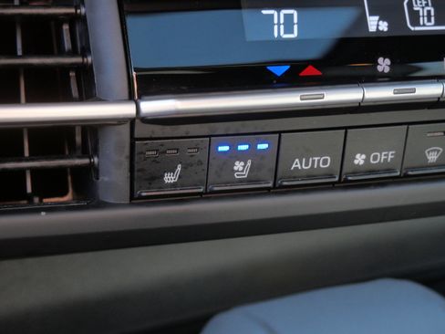 Used 2025 Toyota Sienna Platinum AWD/4WD image 29