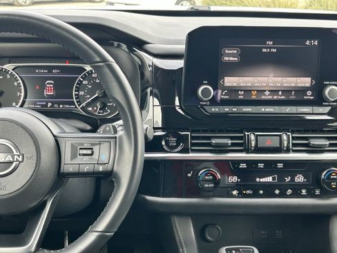 Certified 2025 Nissan Pathfinder SV image 14