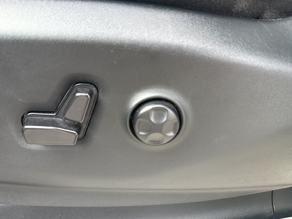 Used 2024 Chrysler Pacifica Touring-L FWD image 12