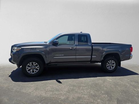 Used 2017 Toyota Tacoma SR5 AWD/4WD image 6
