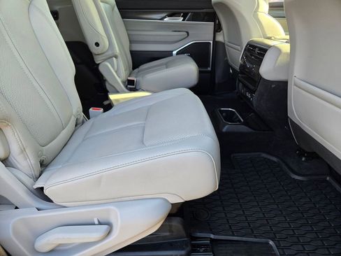 Used 2023 Jeep Wagoneer Series II w/ Flexible Seating Group image 15