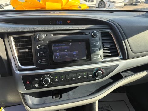 Used 2014 Toyota Highlander LE image 26