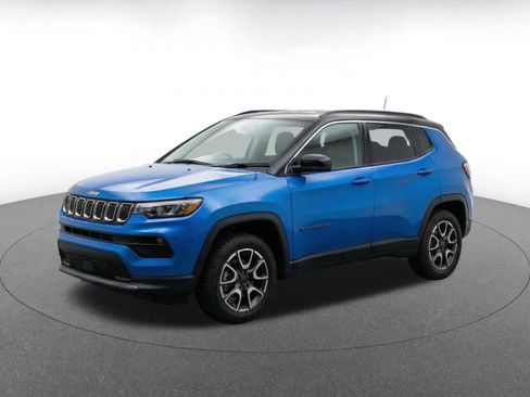 Used 2025 Jeep Compass Trailhawk w/ Trailer Tow Group AWD/4WD image 2