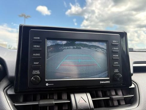 Used 2020 Toyota RAV4 LE FWD image 5