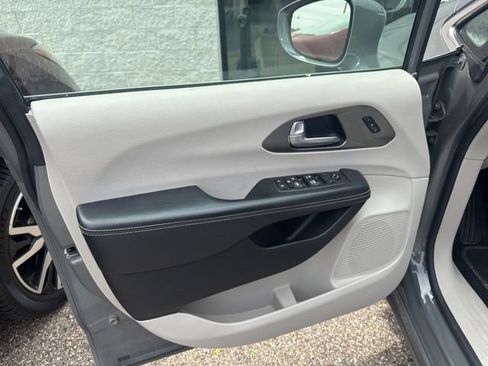 Used 2021 Chrysler Pacifica Touring-L FWD image 8