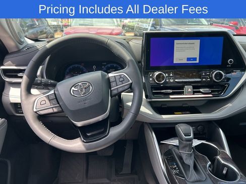 New 2026 Toyota Highlander Platinum AWD/4WD image 13