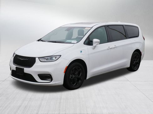 Used 2022 Chrysler Pacifica Limited w/ S Appearance Package image 3