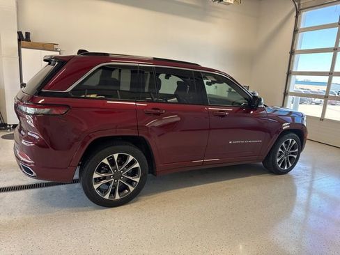 Used 2024 Jeep Grand Cherokee Overland w/ Luxury Tech Group IV AWD/4WD image 11